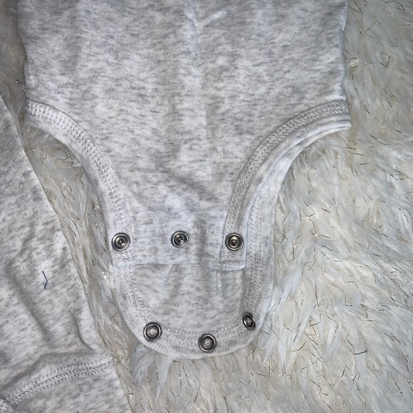 Simple Joys by Carter’s baby clothes Set . - Picture 4 of 6